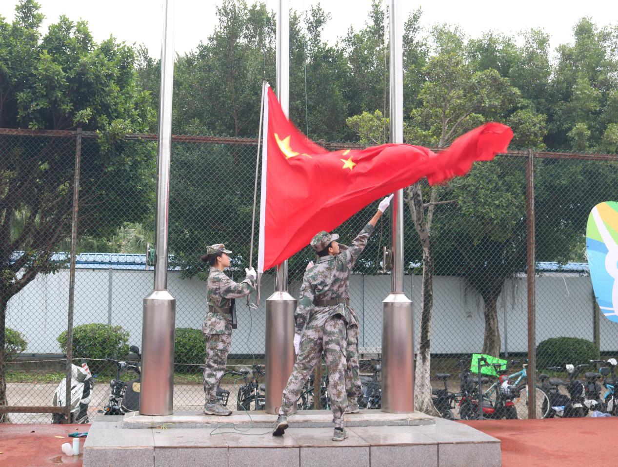 加强国防教育 共筑安全之基 ——​best365举行升旗仪式