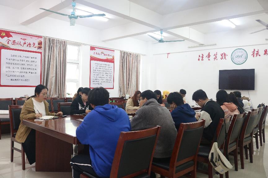 ​best365召开2019级就业心理培训会