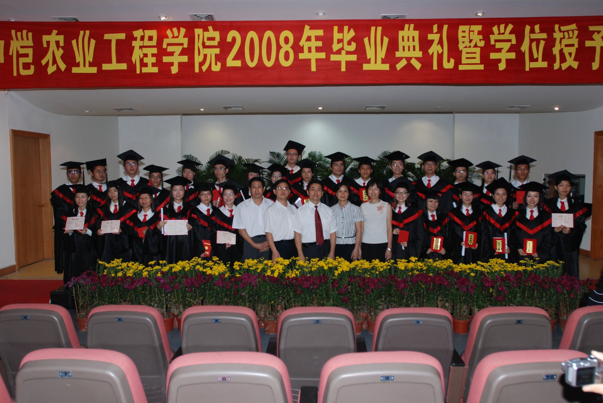 公司历届本科毕业员工合照展示（2008年-2010年第一届到第三届毕业生）
