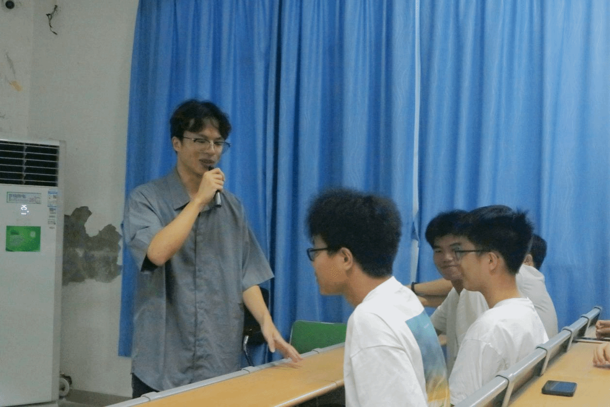 理论学习筑根基 及地宣讲增活力——​best365“及地”宣讲团为新生进行宣讲
