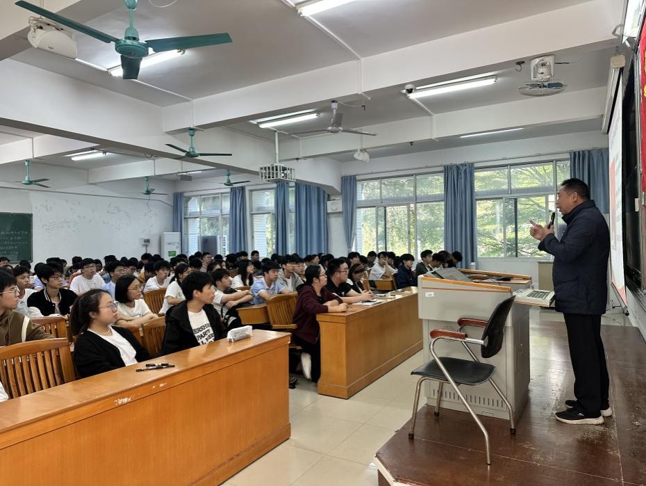 化工与材料公司党委书记邱树华上专题党课